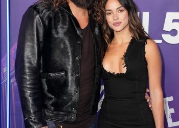 Jason Momoa i djevojčica glam Adria Arjona Made Red Carpet debi kao par na SNL50: Koncert za povratak kući