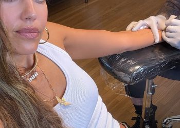 Jessica alba debitira smislena tetovaža nakon razvoda nakon raniranja gotovine Warren