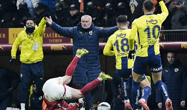Jose Mourinho optužen za davanje “rasističkih komentara” nakon lošeg istanbulskog Derbyja dok je Galatasaray zavjetuje da će pokrenuti krivični postupak protiv šefa Fenerbahcea