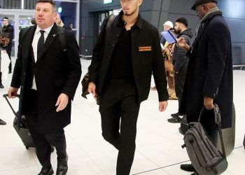 Jude Bellingham izlazi u javnost s novom djevojkom Ashlyn Castro, 27, dok je vodi – i njegovu mamu – u avionu Real Madrida u kasnonoćnom bijegu iz Manchestera nakon što je postigao pobjednicu u Man Cityju