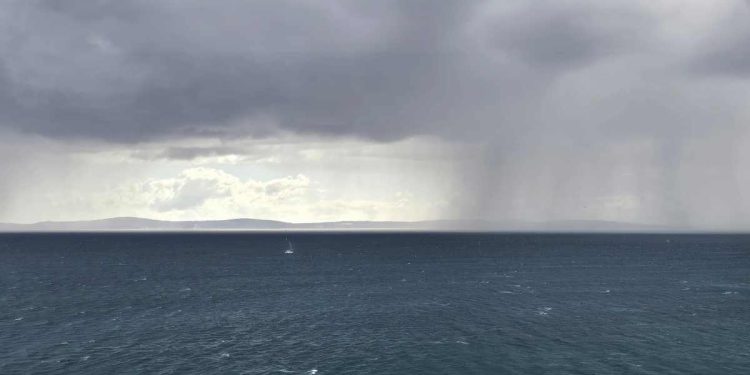 Jugo na Jadranu s oblacima i mjestimičnim neverama