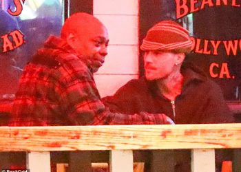Justin Bieber uživa u dimu s Daveom Chappelle u LA -u usred bračnih zabrinutosti sa suprugom Hailey