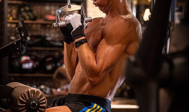 Kako Cristiano Ronaldo ostaje u vrhunskom stanju na 40 godina: neobičan režim spavanja, provodeći četiri sata dnevno u teretani i ono što nikad nema u prehrani