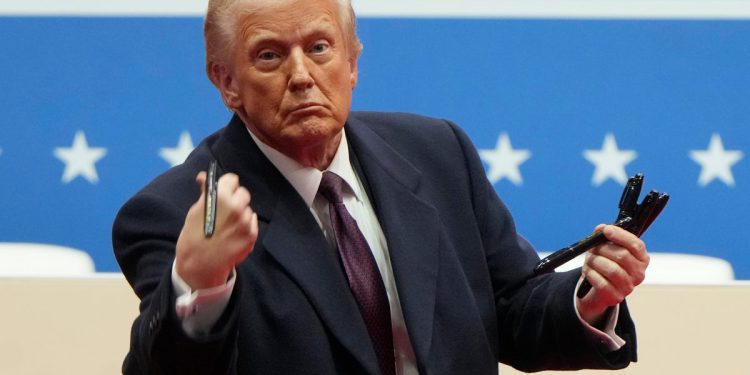 Kako Trumpov rok za uklanjanje dei bliži, malo je škola otvoreno žuri kako bi napravio promjene