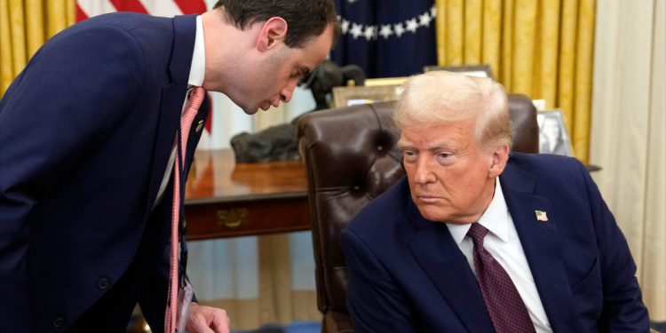 Kako je Trump proveo svoje prve tjedne ciljajući na transrodne i nebične ljude