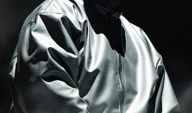 Kanye West uzima bizaran u okret sa svojom prepunom odnosom s Taylor Swiftom nakon 15 godina svađe