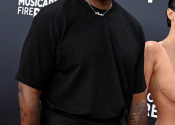 Kanye West zavjetuje se da će nastupiti u majici svastike u Super Bowlu u ludost ranta usred Kim Kardashian ‘Obiteljska napetost’