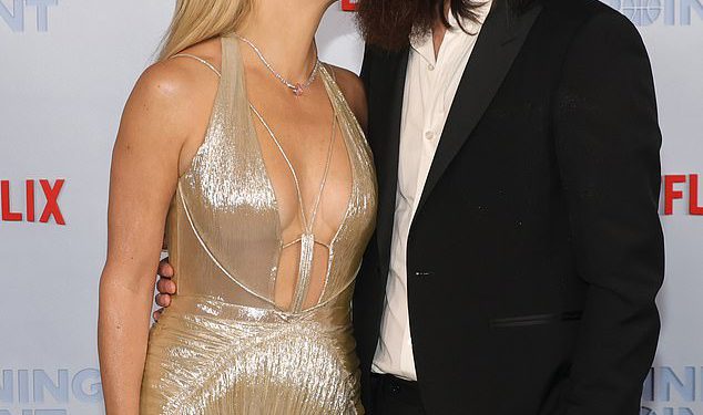 Kate Hudson i zaručnica Danny Fujikawa dijele namirnica na premijeri Running Point dok udara crveni tepih u zgužvanoj zlatnoj haljini