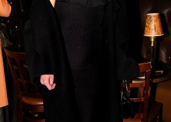 Katie Holmes budi u LBD bez naramenica na koktel zabavi Michael Kors sa zvijezdama