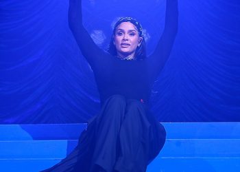 Kehlani pokazuje svoje plesne pokrete u All Black -u dok se nalaze na pozornicu na Svjetsku turneju u Manchesteru