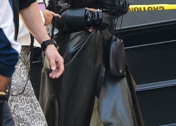 Kim Kardashian dovodi sjeverno do Wicked -a usred izgleda Bianca Red tepiha Grammys