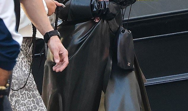 Kim Kardashian dovodi sjeverno do Wicked -a usred izgleda Bianca Red tepiha Grammys