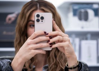 Kolumna Škura bura: Biste li za plaću od 1300 eura pristali svaki dan na poslu gledati porniće?