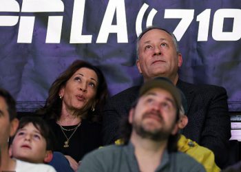 Konačno ponižavanje Kamale Harris kao bivši VP sjedi na jeftinim sjedalima u igri Lakers … i “nikoga nije bilo briga”