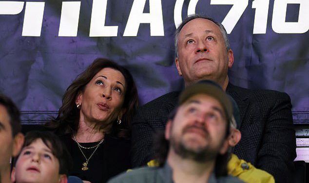 Konačno ponižavanje Kamale Harris kao bivši VP sjedi na jeftinim sjedalima u igri Lakers … i “nikoga nije bilo briga”