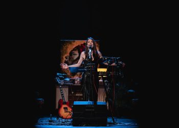 Koncert pod maskama uz Saru Renar