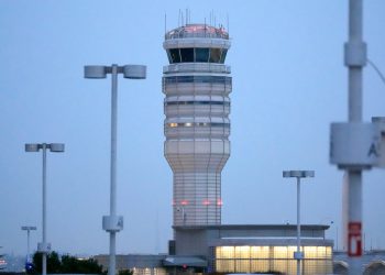 Kontrolerima zračnog prometa u početku su ponuđeni otkup i rekli su da razmotre napuštanje vlade