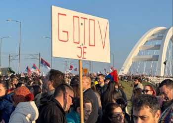 Kraj blokade mostova u Novom Sadu: Studenti čiste za sobom ,a taksisti besplatno dolaze po njih