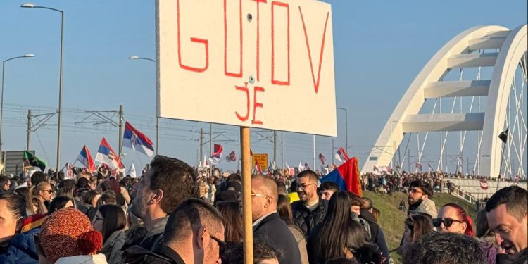 Kraj blokade mostova u Novom Sadu: Studenti čiste za sobom ,a taksisti besplatno dolaze po njih