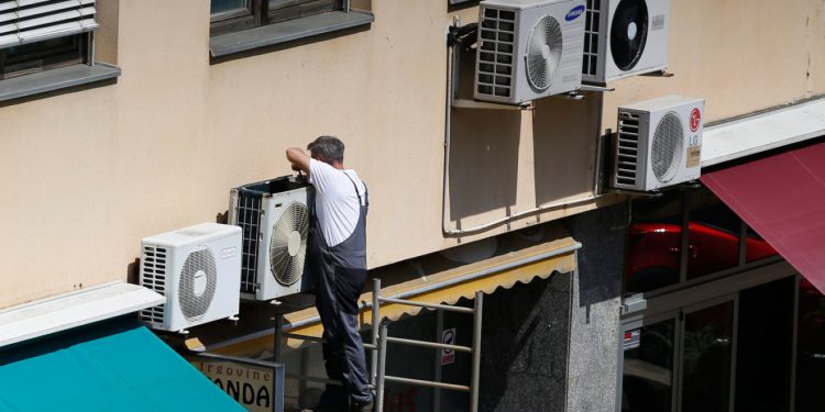 Krenulo je ‘cinkanje’ susjeda zbog klima uređaja, opake kazne prijete: ‘Daju se ostavke’