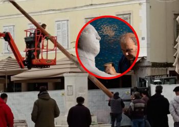 Kuma Kovačić u očaju gledao kako mu pred očima miču spomenik s Pjace: “Uznemiren sam, bijesan i tuzan”