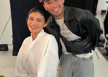 Kylie Jenner razbija tišinu na njenom frizeru Isusu Guerrero -u Shock Smrt u dobi od samo 34 godine