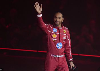 Lewis Hamilton se boji da se neće moći uklopiti u njegov Ferrari nakon što je priznao da jede tri pizze tjedno nakon prelaska u talijansku momčad