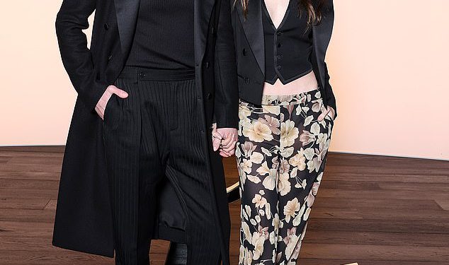 Lily Collins dijeli prvu fotografiju s djevojčicom nakon što njezin suprug udari u ‘Unkind’ surogat komentare