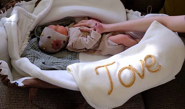 Lily Collins pozdravlja svoje prvo dijete putem surogata s Charliejem McDowellom – i dijeli simpatično ime