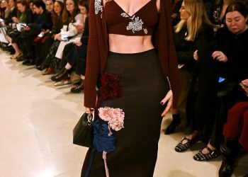 Lily James preplavljuje njezin isklesani abs u bežičnoj narukvici dok vodi zvijezdu u prvom redu na Erdem Runway Showu tijekom Londonskog tjedna mode