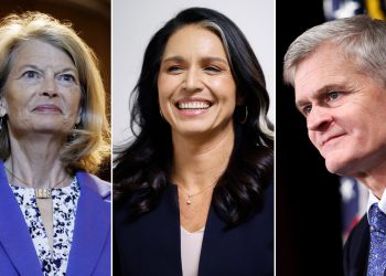 Lisa Murkowski i Bill Cassidy ukazuju na to da glasaju za potvrdu Tulsi Gabbard