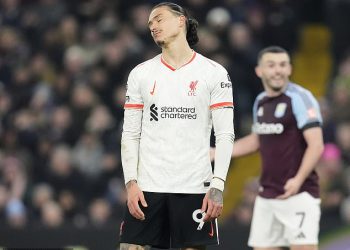 Liverpoolovi navijači nakon što je Darwin Nunez propustio otvoreni gol protiv Aston Villa, dok Reds spuštaju dva ključna boda u utrci u naslovu Premier lige