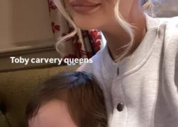 Ljubavna otočna zvijezda sruši se u dvospratni autobus sa svojom malim kćeri u automobilu i dijeli prestravljeno upozorenje s navijačima