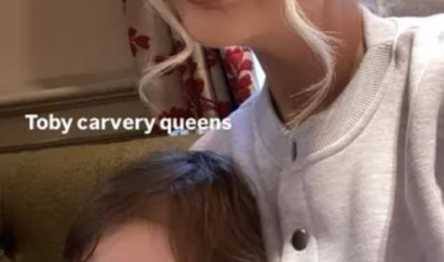 Ljubavna otočna zvijezda sruši se u dvospratni autobus sa svojom malim kćeri u automobilu i dijeli prestravljeno upozorenje s navijačima