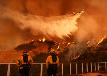 Los Angeles gradonačelnik sjekira vatrogasni načelnik i zabija je za slanje vatrogasaca kući ujutro Palisades Blaze