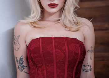 Lottie Moss postavlja impulse utrke dok modelira dvije crvene haljine za zagrljaj figura za odmetnike – upravo na vrijeme za Valentinovo