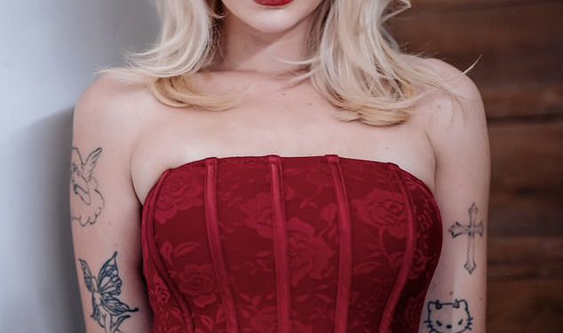 Lottie Moss postavlja impulse utrke dok modelira dvije crvene haljine za zagrljaj figura za odmetnike – upravo na vrijeme za Valentinovo