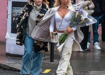 Love Island’s Gabby Allen nosi ogroman buket cvijeća dok ruča s prijateljima nakon što je osvojila sve zvijezde