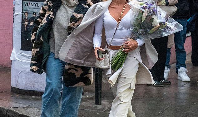 Love Island’s Gabby Allen nosi ogroman buket cvijeća dok ruča s prijateljima nakon što je osvojila sve zvijezde