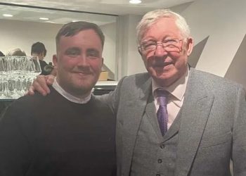 Luke Littler otvara se na razgovoru sa sir Alexom Fergusonom kada je paradirao trofej svjetskog prvenstva u Dartsu oko Old Trafforda tijekom Man Uniteda protiv Brightona