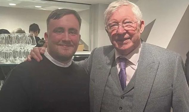 Luke Littler otvara se na razgovoru sa sir Alexom Fergusonom kada je paradirao trofej svjetskog prvenstva u Dartsu oko Old Trafforda tijekom Man Uniteda protiv Brightona