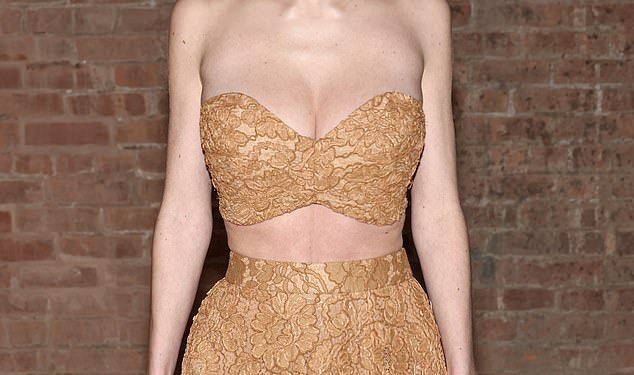 MINI-MI Kćer Heidi Klum Leni stavlja prsat zaslon u grudnjaku bez naramenica na Michael Kors Showu