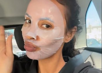 Maya Jama pokazuje svoju ljepotu svježeg lica dok se ubaci maskom za lice tijekom radne vožnje taksijem