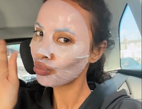 Maya Jama pokazuje svoju ljepotu svježeg lica dok se ubaci maskom za lice tijekom radne vožnje taksijem