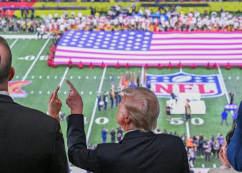 Mike Johnson sudjeluje Super Bowl s Trumpom jer ga proračunski račun stavlja u neugodno poznatu poziciju