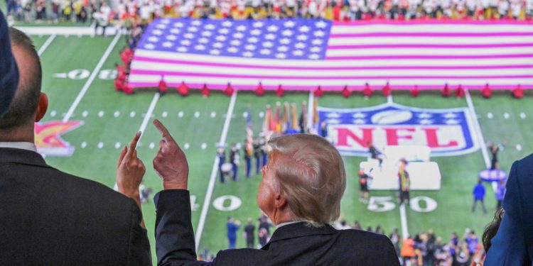 Mike Johnson sudjeluje Super Bowl s Trumpom jer ga proračunski račun stavlja u neugodno poznatu poziciju