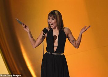 Miley Cyrus zavlada teoriju zavjere Beyonce dok fanovi reagiraju na njezinu hvalu pjevačicu u Grammysu