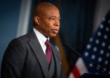 Ministarstvo pravosuđa traži od suda da odbaci optužbe za korupciju protiv gradonačelnika New Yorka Eric Adams