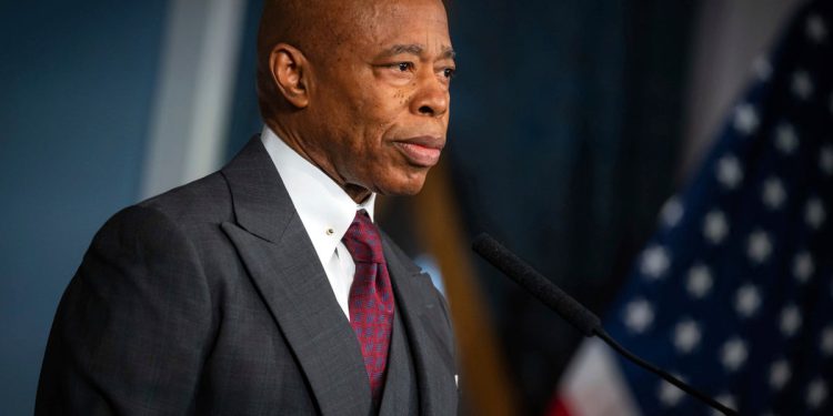 Ministarstvo pravosuđa traži od suda da odbaci optužbe za korupciju protiv gradonačelnika New Yorka Eric Adams