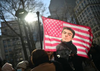 ‘Mislim da je ono što se dogodilo bilo neizbježno’: Tehni navijači Luigi Mangione ispunjavaju ulice NYC -a kako bi razveselili ubojicu